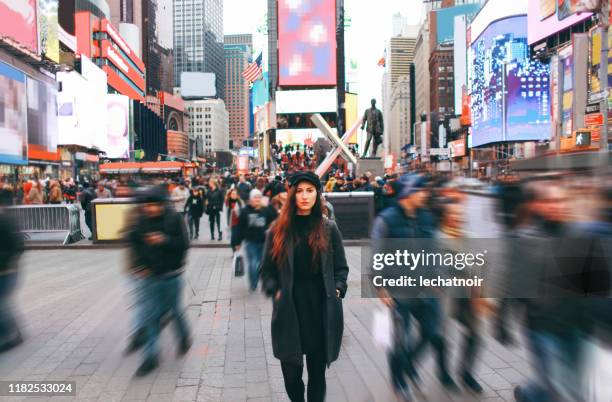 turista a new york, times square - 1 times square foto e immagini stock