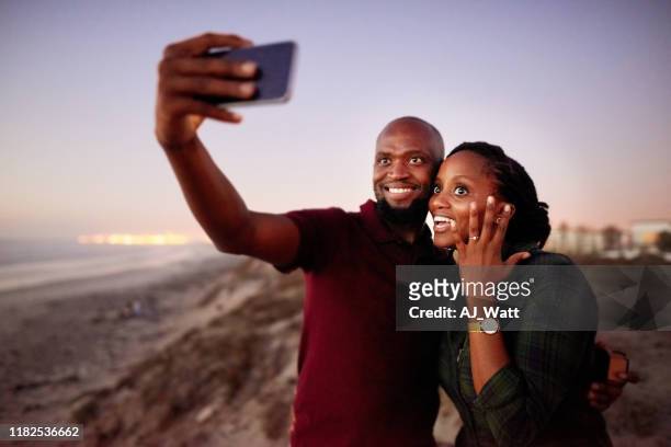 guarda, ci siamo appena fidanzati! - black women engagement rings foto e immagini stock