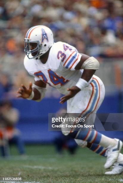 Running back Earl Campbell of the Houston Oilers in action against the New York Jets during an NFL game November 23, 1980 at Shea Stadium in the...