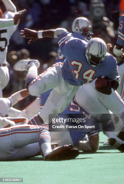 Running back Earl Campbell of the Houston Oilers carries the ball against the Cincinnati Bengals during an NFL game September 23, 1979 at Riverfront...