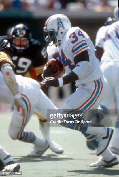 Running back Earl Campbell of the Houston Oilers carries the ball against the Pittsburgh Steelers during an NFL game September 7, 1980 at Three...