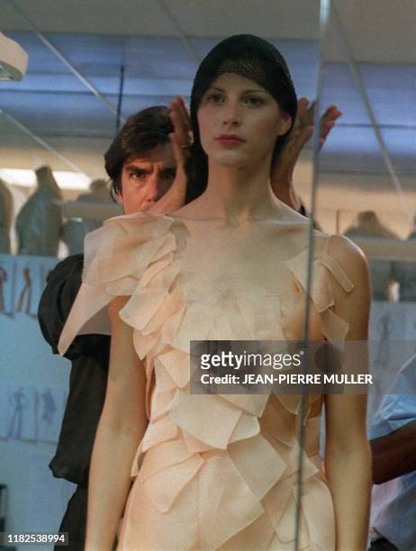 Le créateur Stéphane Rolland arrange la coiffure du modèle Zanetta le 25 juin 2001 dans les ateliers de la maison de couture Scherrer à Paris. Le...