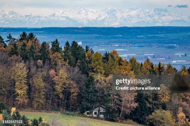 November 2019, Bavaria, Windberg: View from the Bavarian Forest over the landscape of Lower Bavaria to the Alps. Photo: Armin Weigel/dpa