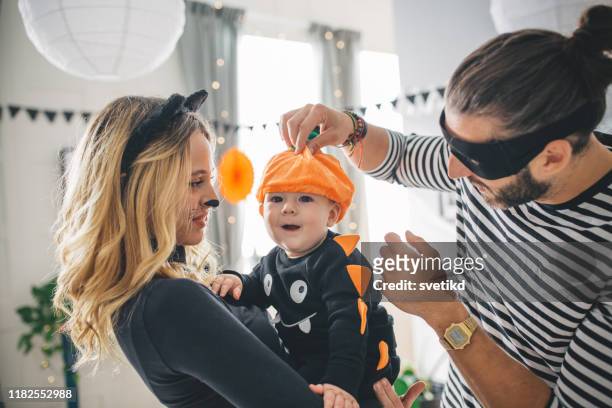 familj på halloween hemmafest - förklädnad bildbanksfoton och bilder