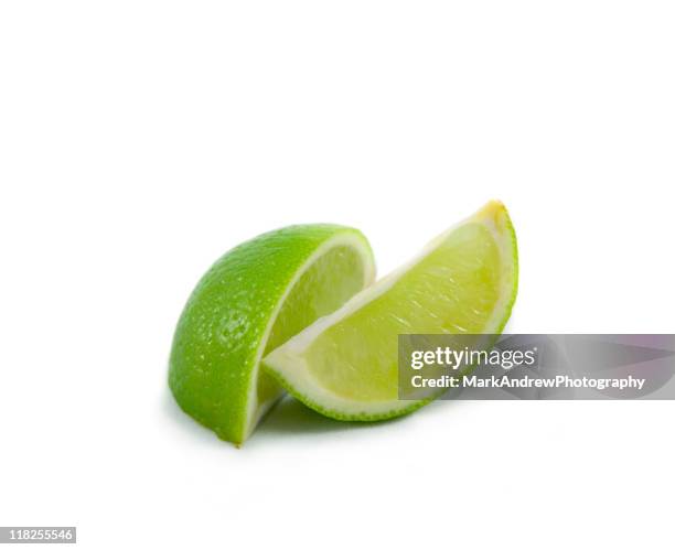 lime wedges auf weiß - lime stock-fotos und bilder