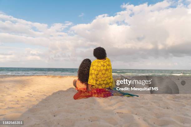 baksidan av familjen sitter på stranden sand titta på havet - plus size bildbanksfoton och bilder