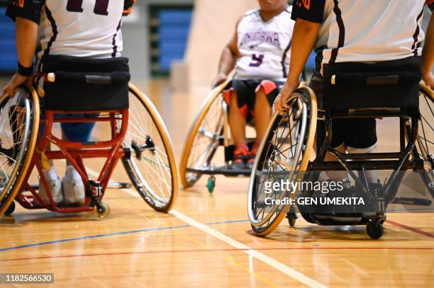 wheel chair basket ball - wheelchair basketball team stock pictures, royalty-free photos & images
