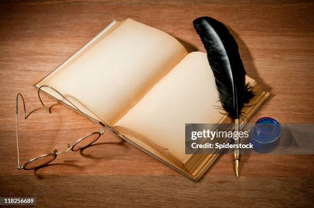 antigo livro com uma caneta de escrever - pena de escrever imagens e fotografias de stock