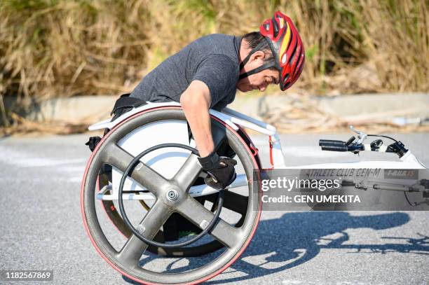 wheel chair racer - carrera de sillas de ruedas fotografías e imágenes de stock