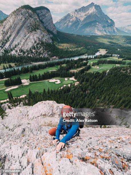 female rock climber near banff, alberta, canada - banff springs hotel imagens e fotografias de stock