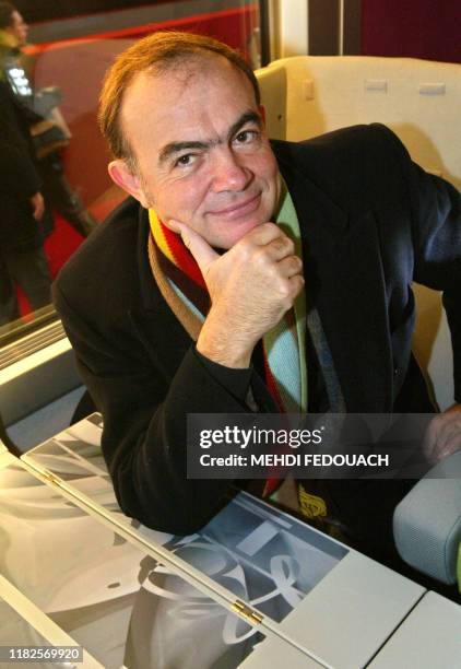 Le couturier Christian Lacroix pose dans un wagon de TGV, le 12 novembre 2002 gare Montparnasse à Paris, lors de la présentation en avant-première...