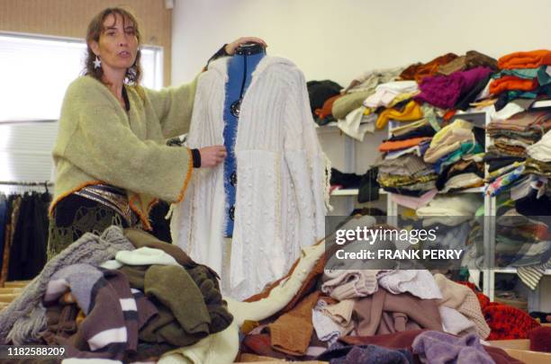 La directrice d' Urgania, Véronique Sébire, présente une création unique, le 06 Octobre 2006, dans son magasin-atelier de Beaupréau. Des robes aux...