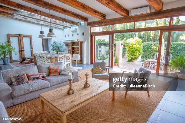 blick auf das wohnzimmer auf den innenhof des spanischen bauernhauses, barcelona - dachbalken stock-fotos und bilder