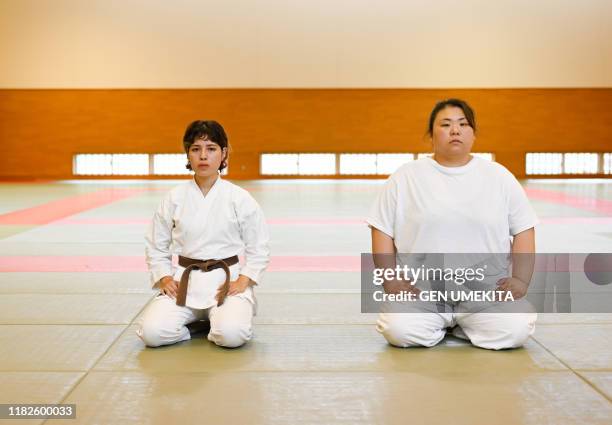 judo woman - fersensitz stock-fotos und bilder