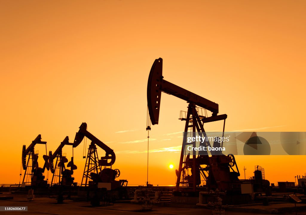 Bombas e equipamento de petróleo no por do sol