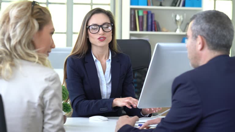 https://media.gettyimages.com/id/1182614601/video/4k-business-people-discussion-advisor-concept.jpg?b=1&s=640x640&k=20&c=4d40idOLUbkUAaNYOO4xgxXID02fXySg6mUz7YE-T1E=