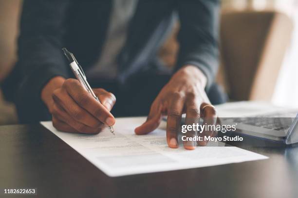 hij speelt niet als het gaat om zijn budget - human body part stockfoto's en -beelden