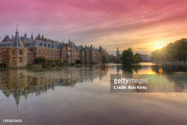 binnenhof and het torentje reflected in the hofvijver at sunset - courtyard stock pictures, royalty-free photos & images