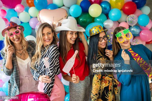 bachelorette-party mit fotostand requisiten und luftballons - fotobooth stock-fotos und bilder