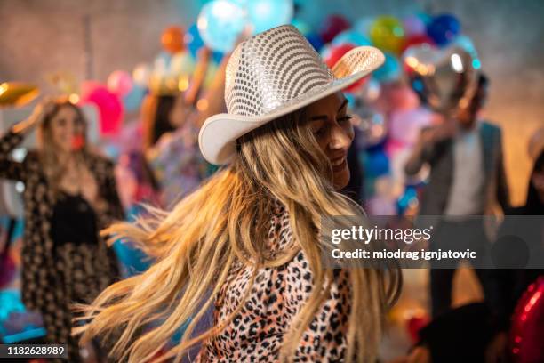 genießen sie eine nacht so toll ich wünschte, es nie endet - cowboyhut stock-fotos und bilder