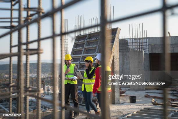 bauarbeiter diskutieren über die bebauungspläne. - construction worker manager stock-fotos und bilder