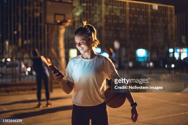 vrouwen basketbal - shooting baskets stockfoto's en -beelden