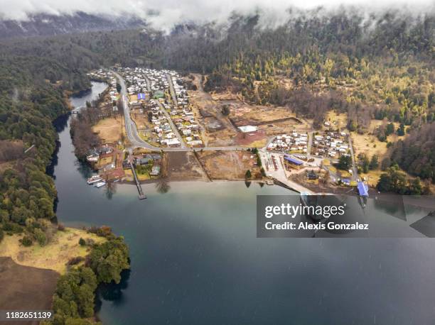 flygvy över puerto fuy i en regnig dag, södra chile - sleet bildbanksfoton och bilder