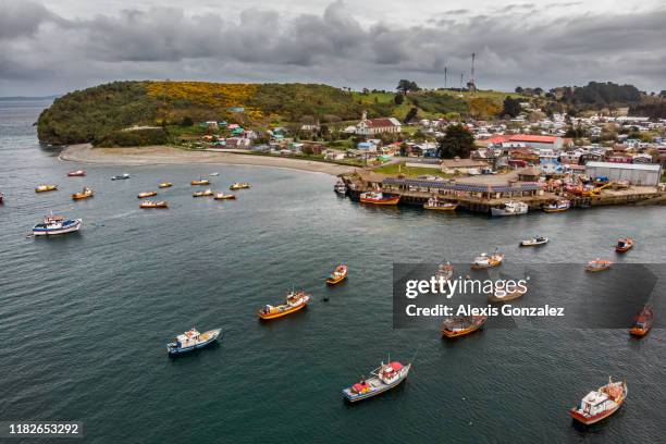 fishing boats in carelmapu, southern chile - puerto montt stock pictures, royalty-free photos & images