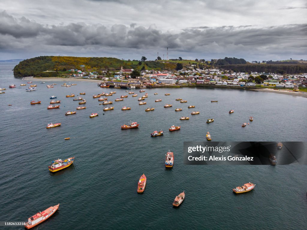 Barcos de pesca em Carelmapu, o Chile do Sul