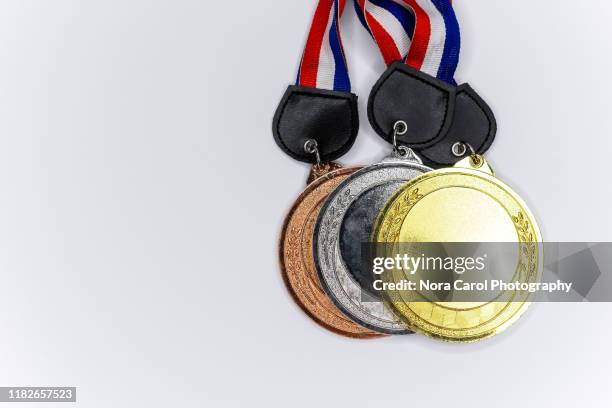 medals on white background - silver medalist fotografías e imágenes de stock