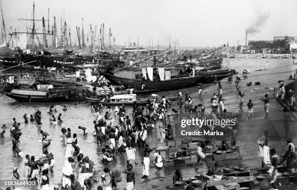 Asia, india, Calcutta, bathers on Ganges river, 1900-10.