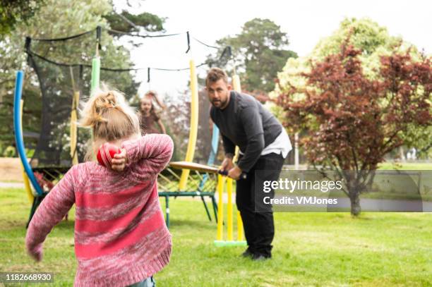 australische familie spielt sport im hinterhof - cricket game fun stock-fotos und bilder