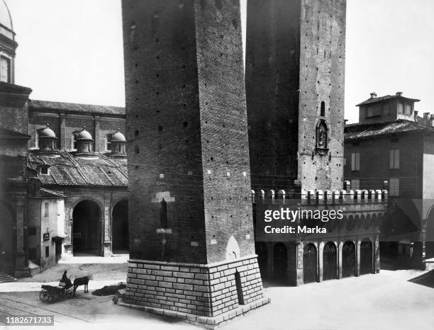 Garisenda and asinelli tower's, bologna, emilia romagna, italy, 1910-20.