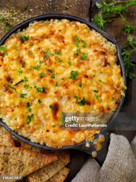 gebakken artisjok en asiago cheese dip met knapperige pita chips - dip stockfoto's en -beelden