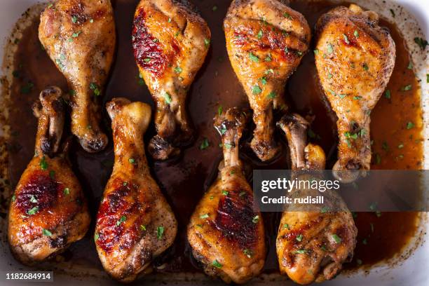 kippenpoten - chicken drumsticks stockfoto's en -beelden