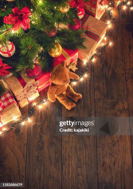 presents under the christmas tree - christmas presents under tree stock pictures, royalty-free photos & images