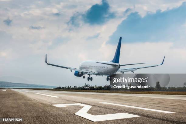 passenger airplane landing - launch imagens e fotografias de stock
