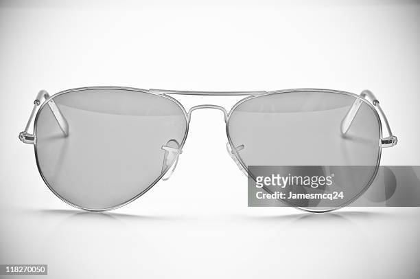 silberne sonnenbrille - pilotenbrille stock-fotos und bilder