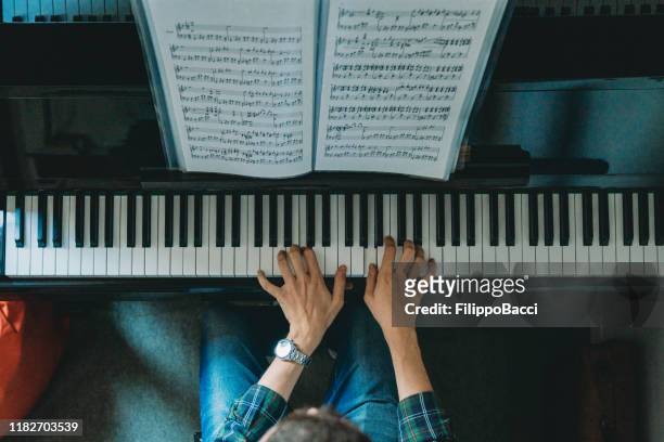 hög vinkel bild av en pianist som spelar piano - piano bildbanksfoton och bilder