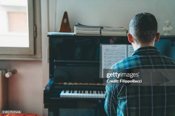 junge erwachsene sänger pianist trainieren zu hause - pianist stock-fotos und bilder