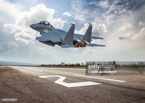 fighter jet despegando - fighter plane fotografías e imágenes de stock