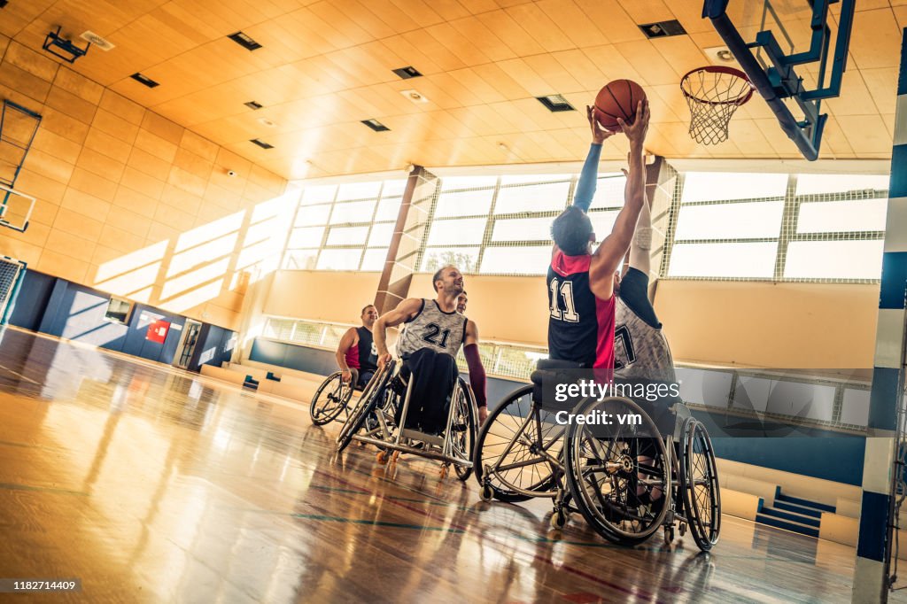 Versuch eines Blocks während eines Rollstuhl-Basketballspiels