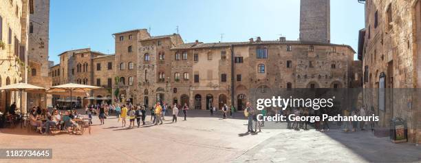 cistern square panorama in san gimignano, italy - san gimignano stockfoto's en -beelden