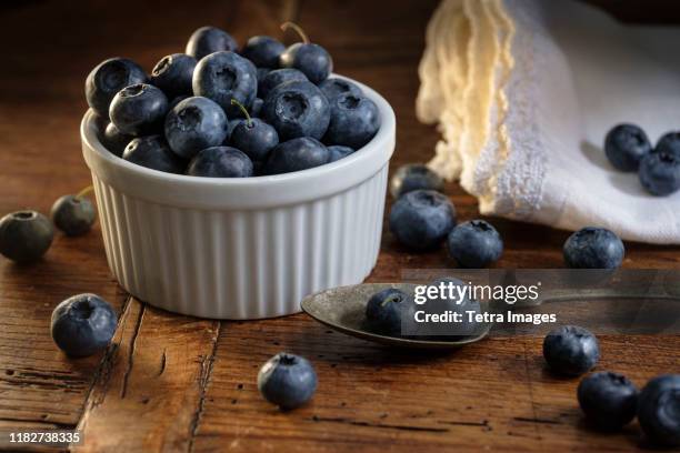 ramekin of blueberries with spoon - ramequin photos et images de collection