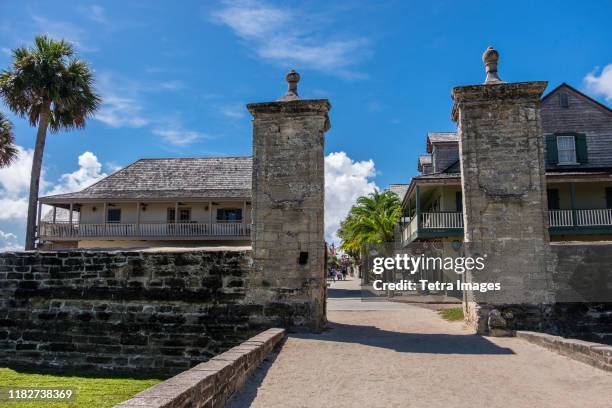 old city gates of st. augustine, usa - st augustine florida stock pictures, royalty-free photos & images