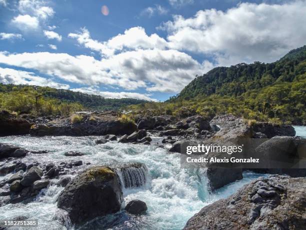 petrohue cai no sul do chile - petrohue river - fotografias e filmes do acervo