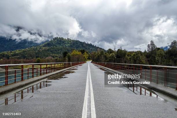 puente petrohue en la región de los lagos, sur de chile - southern usa fotografías e imágenes de stock