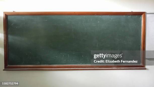 blank blackboard - classroom background fotografías e imágenes de stock