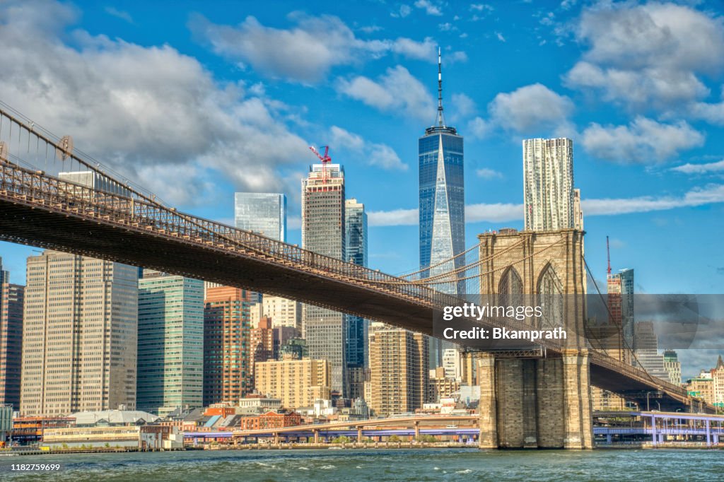 Downtown Manhattan avec le pont de Brooklyn et le World Trade Center vus de DUMBO Brooklyn New York City