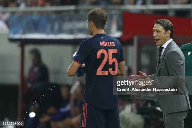 Niko Kovac, head coach of FC Bayern München talks to his player Thomas Müller during the UEFA Champions League group B match between Olympiacos FC...